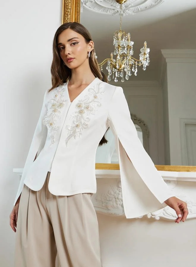 ستايلي بلوزة بأكمام كاب وتفاصيل مزينة